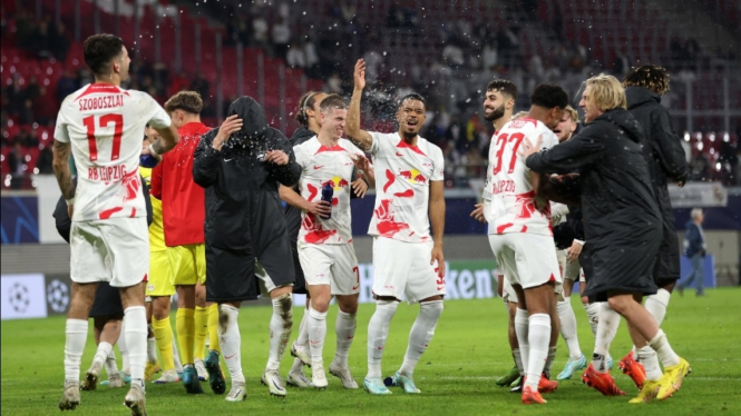 Para pemain RB Leipzig merayakan kemenangan atas Real Madrid. 