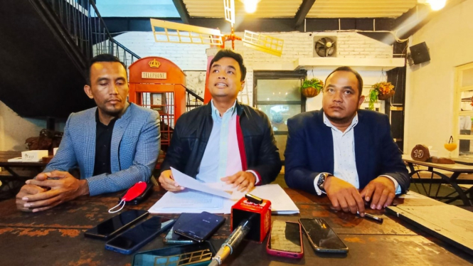 Tim kuasa hukum PT. Universal Pharmaceutical Industries saat beri keterangangan 