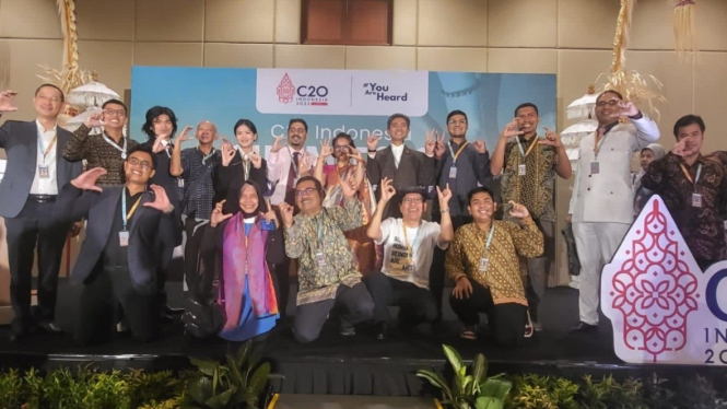 Sumber: The Asia South Pacific Association for Basic and Adult Education (ASPBAE). Penulis pada posisi paling kanan, batik merah.
