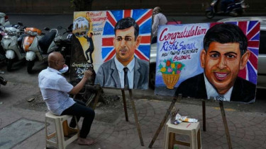Figur Rishi Sunak usai terpilih jadi PM Inggris dilukis warga Mumbai, India