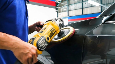VIVA Otomotif: Ilustrasi poles bodi mobil.