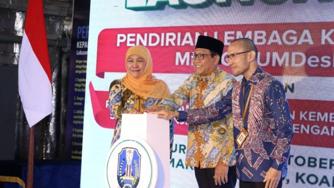 Gubernur Jatim Khofifah terima Penghargaan dari Mendes PDTT.