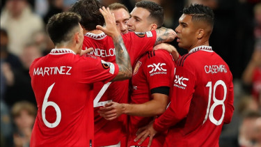 Para pemain Manchester United rayakan gol. 