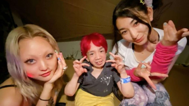 Kohey Nishi, bintang porno Jepang terkecil sedunia (tengah)