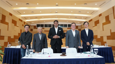 Direktur Utama dan Kepala Eksekutif Vikram Sinha (tengah) bersama jajaran direksi Indosat Ooredoo Hutchison (IOH).