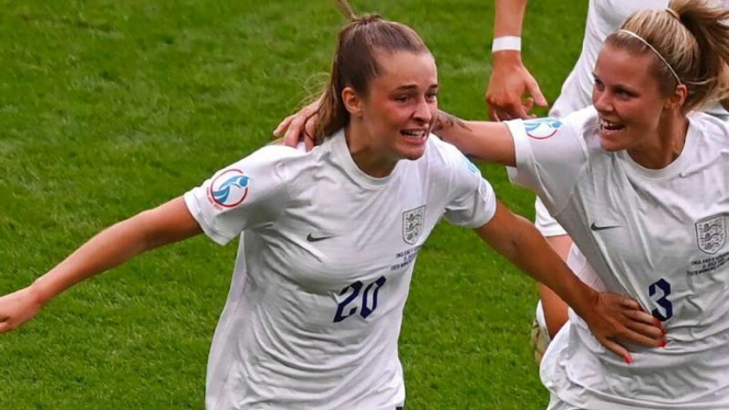 Pemain Timnas Inggris, Ella Toone