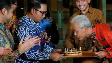 Ganjar Pranowo tiup lilin kue dari Ridwan Kamil.