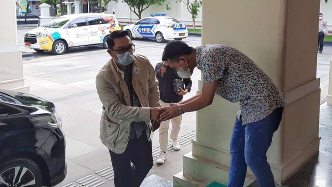 Wali Kota Solo Gibran Rakabuming Raka menyambut Gubernur Jawa Barat Ridwan Kamil Wali Kota Solo Gibran Rakabuming Raka menyambut Gubernur Jawa Barat Ridwan Kamil di rumah dinasnya di Loji Gandrung, Solo, Jawa Tengah, Sabtu, 29 Oktober 2022.