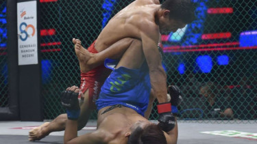 Jeckie Jhon Tumbuk Wajah Irfan Aruan di One Pride MMA Fight Night 63