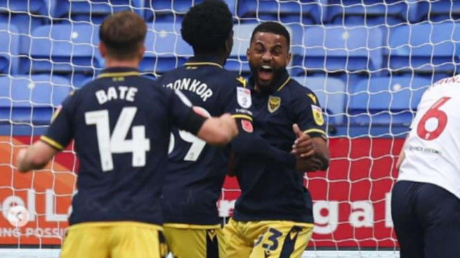 Pemain Oxford United rayakan gol.