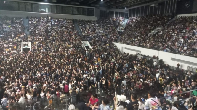 Konser Berdendang Bergoyang di Istora Senayan, Jakarta Pusat dipenuhi penonton yang melebihi kapasitas.