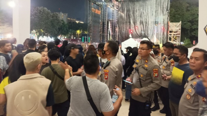 Jajaran Polres Metro Jakarta Pusat saat melakukan pengecekan ke konser 'Berdendang Bergoyang'di Istora Senayan.