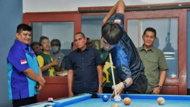 Gubernur Sumatera Utara, Edy Rahmayadi meninjau pertandingan biliar
