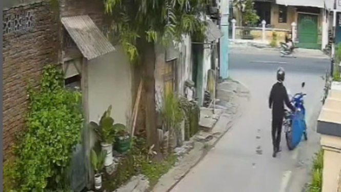 Viral Pengendara Motor Mencuri Tong Sampah 