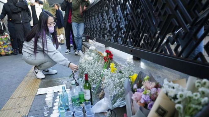 Buket bunga sebagai ucapan duka cita tragedi Halloween di Itaewon, Seoul, Korsel