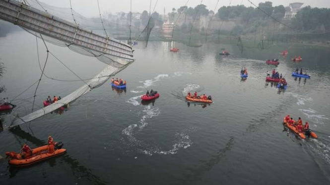 Pencarian korban jembatan ambruk di Kota Morbi, negara bagian Gujarat, India