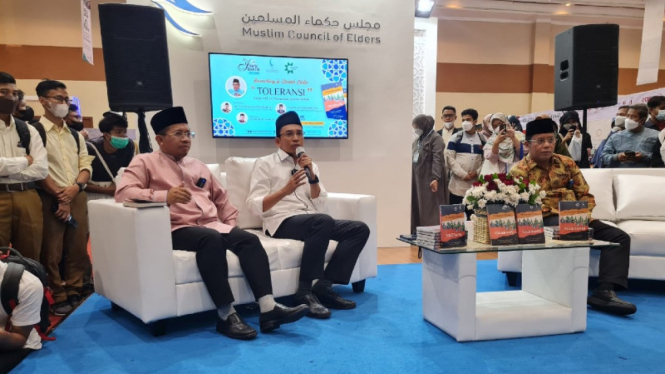 Direktur Majelis Hukama Indonesia, Muchlis M Hanafi (kiri)