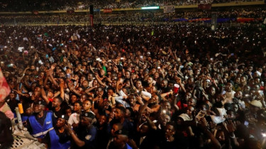 Para penonton berdesak-desakan di Konser Fally Ipupa.