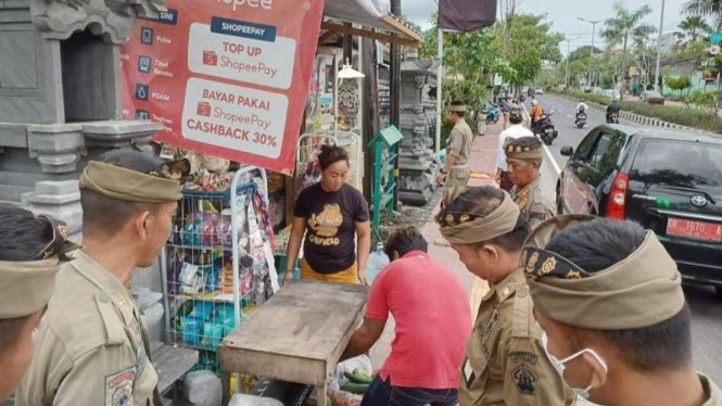 Satpol PP Bali menertibkan baliho di rute yang dilewati delegasi KTT G20