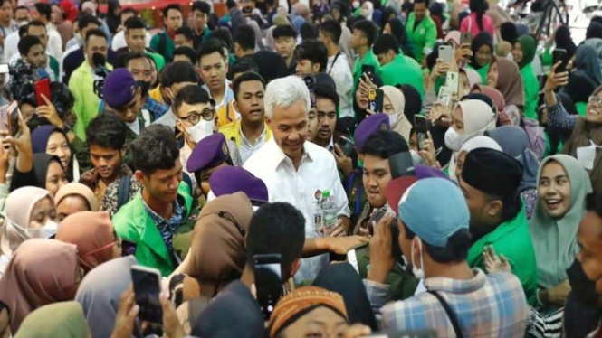 Gubernur Jawa Tengah Ganjar Pranowo (baju putih)