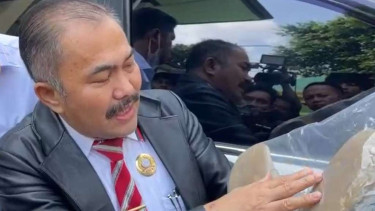 Kamaruddin Simanjuntak, pengacara Brigadir Yosua, bawa barang bukti sandal.