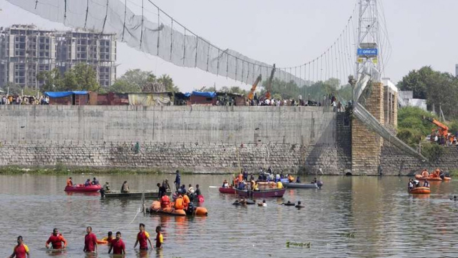 Jembatan gantung di Kota Morbi, di negara bagian Gujarat barat India, ambruk