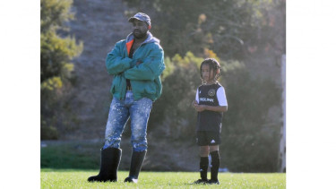 Kanye West di pertandingan sepak bola puteranya