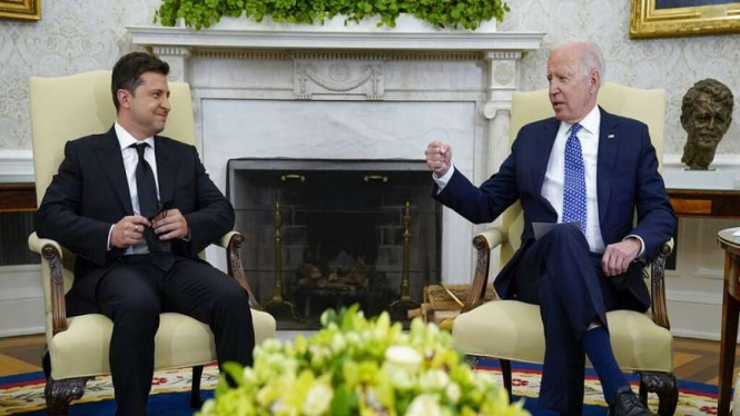 Presiden Joe Biden bertemu dengan Presiden Ukraina Volodymyr Zelensky 