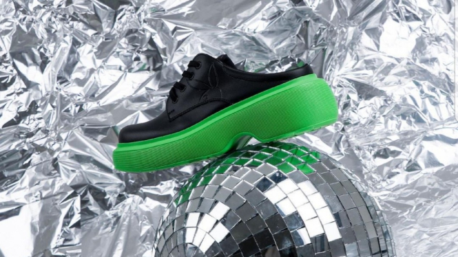 Sepatu warna-warni