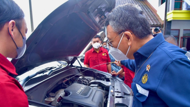 Menteri ESDM Arifin Tasrif saat mengecek uji jalan B40 pada kendaraan mesin diesel.