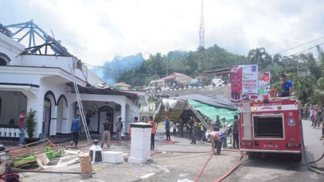 Petugas sedang memadamkan api dalam kebakaran GPK Sawahlunto, Kamis. 