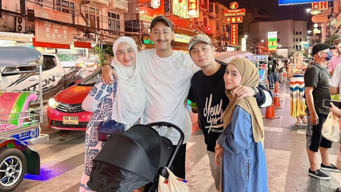 Momen Rizky Billar-Lesti Kejora bersama selebgram Shania Indriani dan suaminya liburan di Thailand