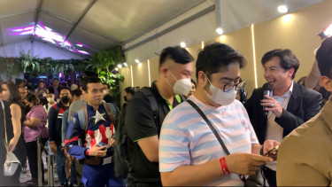 Captain America ikut antre membeli iPhone 14.