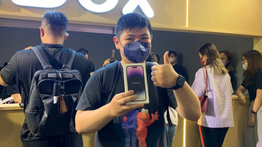 Pembeli iPhone 14 di iBox.