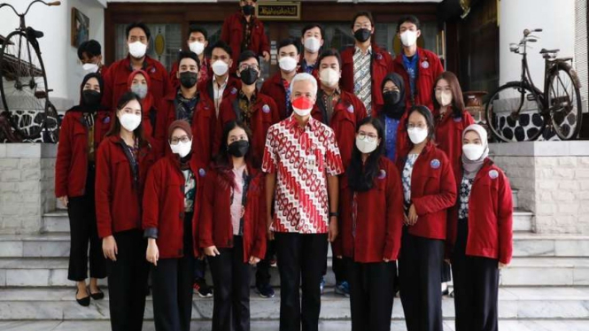 Ganjar Pranowo bersama paduan suara Undip