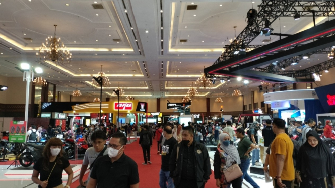 Pengunjung di pameran IMOS 2022
