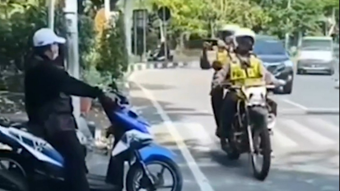 VIVA Otomotif: Polisi gunakan tilang ETLE pada pelanggar aturan lalu lintas.