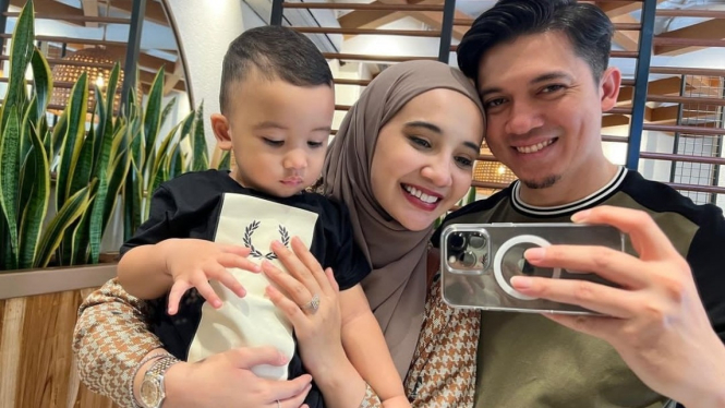 Irwansyah, Zaskia Sungkar dan anak. 