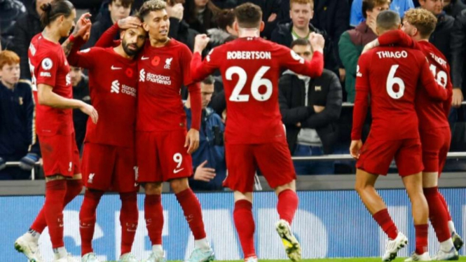 Para pemain Liverpool merayakan gol. 