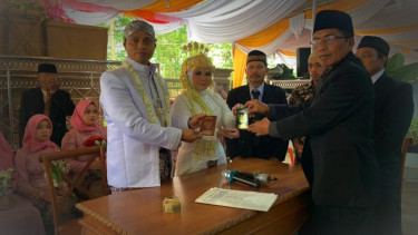 VIVA Militer: Prosesi pernikahan Pratu Marinir Fujianto dan Dian Ayu.