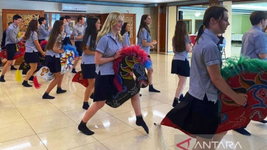 Siswa Australia Menikmati Tari Kuda Lumping