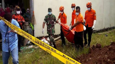Tim SAR mengevakuasi mayat