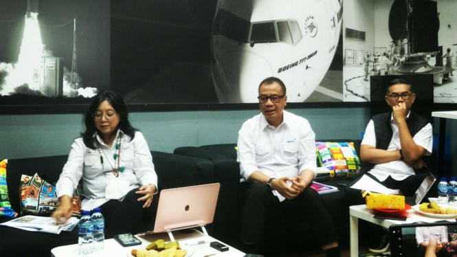 Direktur Utama PT Angkasa Pura I (AP I) Faik Fahmi. (tengah)