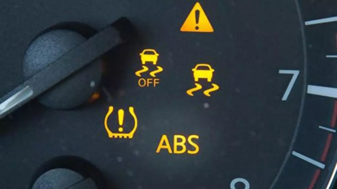 Indikator lampu abs pada mobil yang menyala