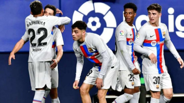 Para pemain Barcelona merayakan gol. 