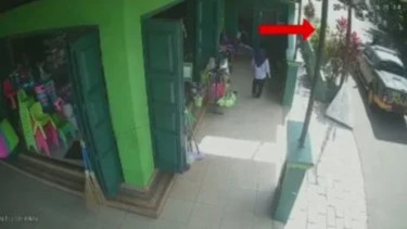 Tangkapan Layar Mobil Patroli Polisi tabrak lari pengendara motor.
