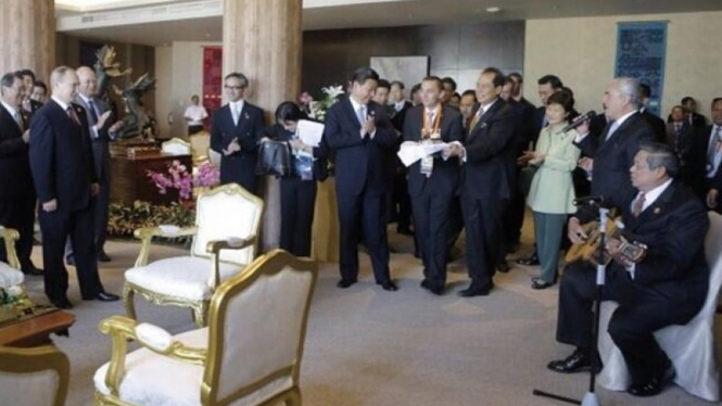Presiden Rusia Vladimir Putin ulang tahun ke-61 di Bali saat KTT APEC 2013.