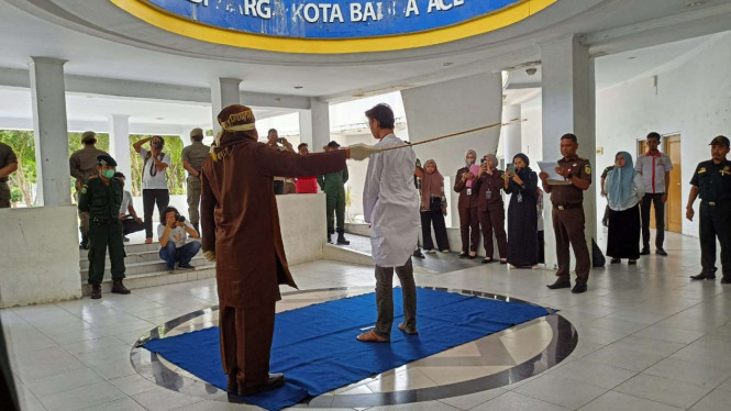 Terpidana Pelanggar Syariat Islam di Aceh Dihukum Cambuk