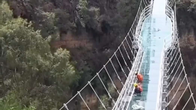 Penampakan Jembatan Gantung Kaca Seruni Point di Probolinggo.