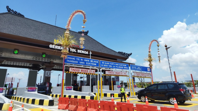 Penjor di gerbang tol Benoa.